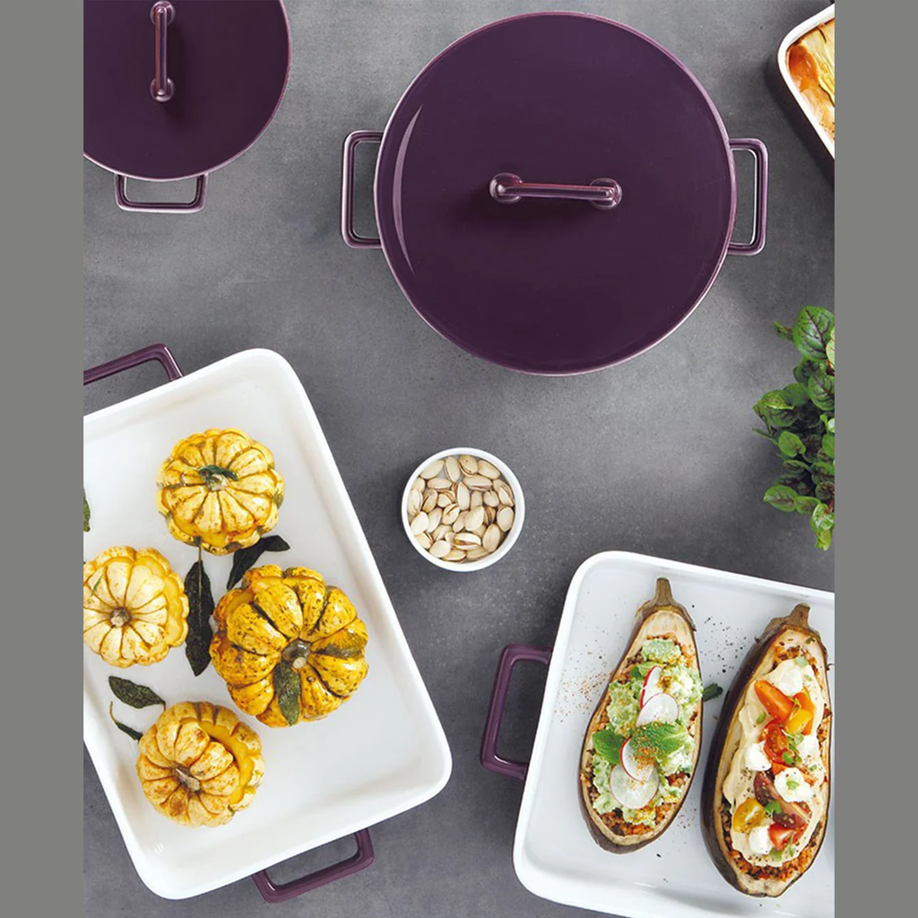 MAXWELLANWILLIAMSEPICURIOUSROUNDCASSEROLE2_6LAUBERGINEGIFTBOXED_01.jpg.webp